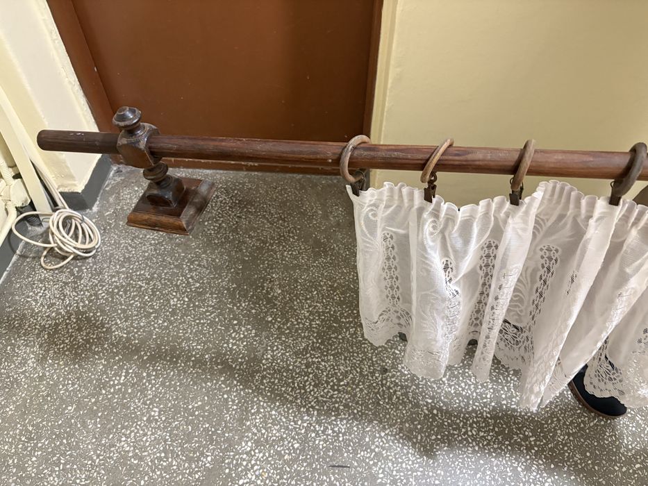 Drewniany karnisz na okno vintage prl z firanką