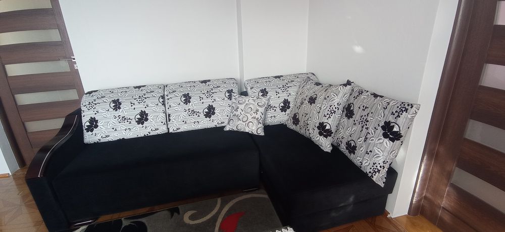 Czarny narożnik z ozdobnymi poduszkami
