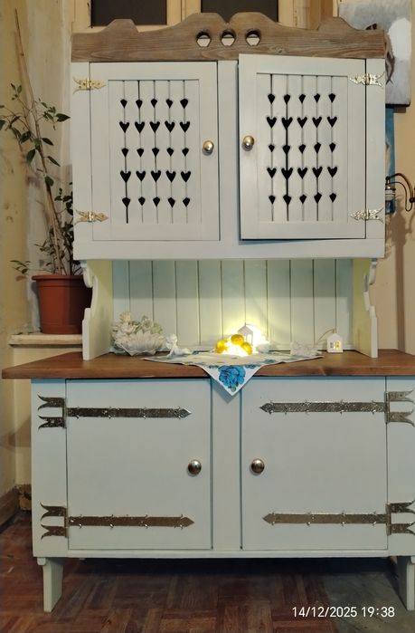 Kredens z drzewa jesionowego.