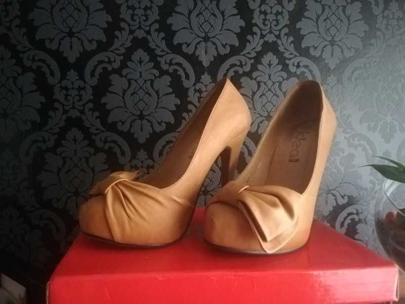 Szpilki na platformie