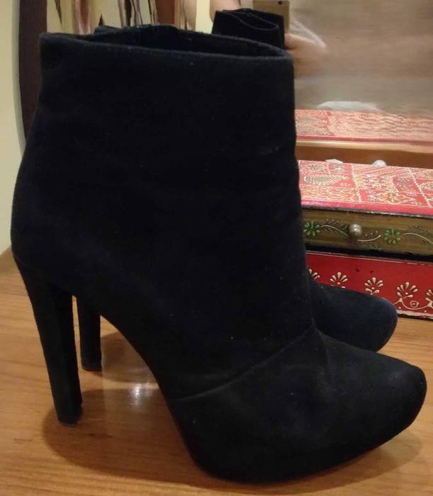 Botins camurça preta da Zara