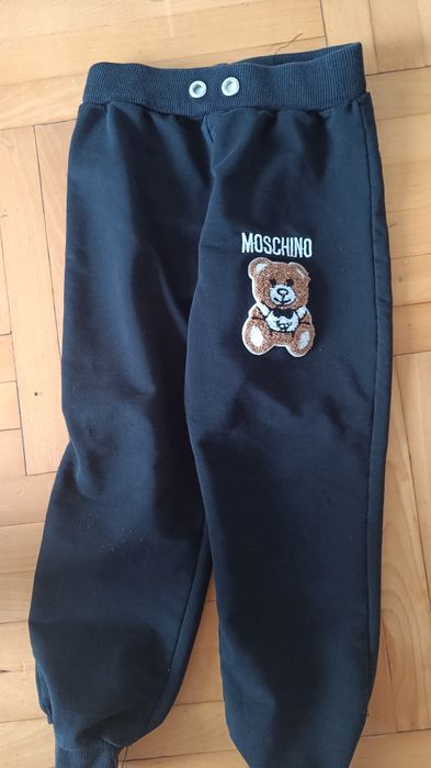 Czarne spodnie dresowe dla dziecka moschino rozmiar 116