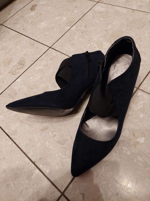 Granatowe, eleganckie szpilki