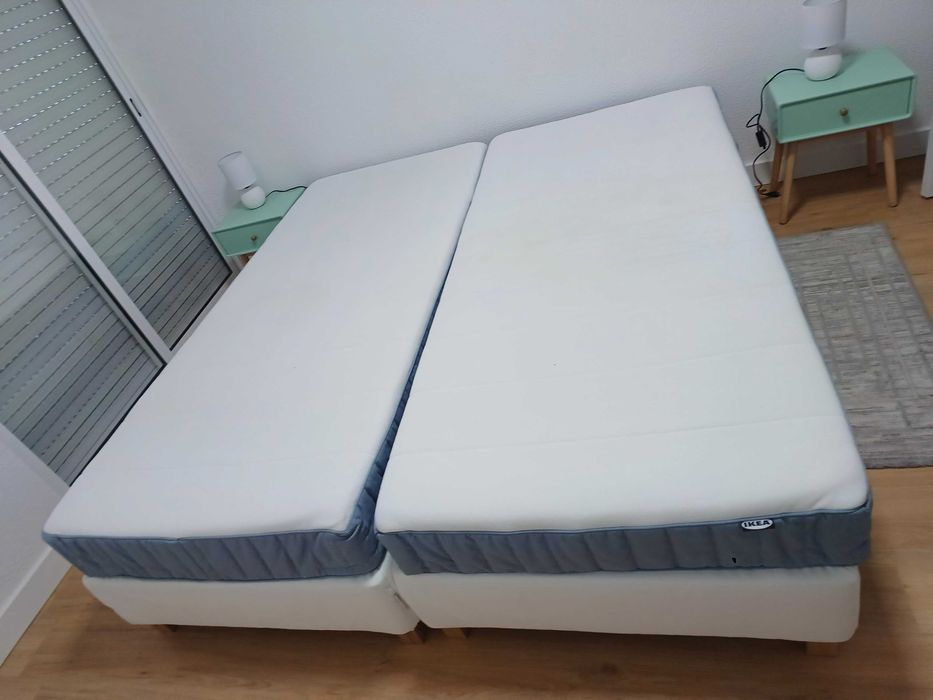 Duas camas de solteiro 90x200 cm - Colchão molas e Sommier c/pés.