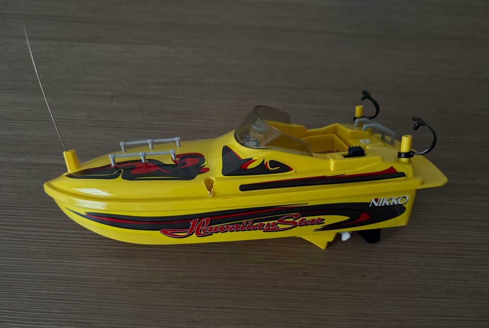 Игрушечный катер на пульте с радиоуправлением