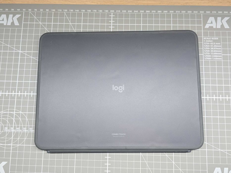 Jak nowy iPad Air 11" A3266, 128GB,  z Logitech Combo Case