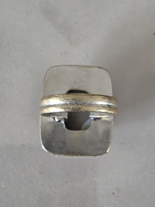 Okazały pierścionek z kamieniem