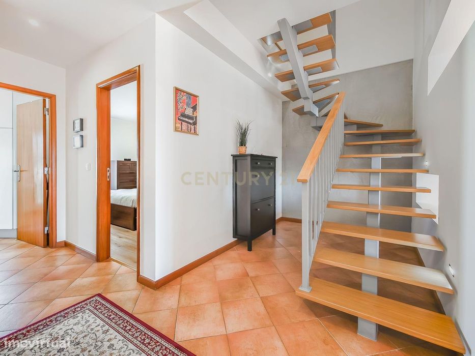 Apartamento T2 Dúplex com Vista Panorâmica e Garagem com Carregamento