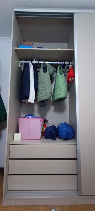 Roupeiro em excelente estado