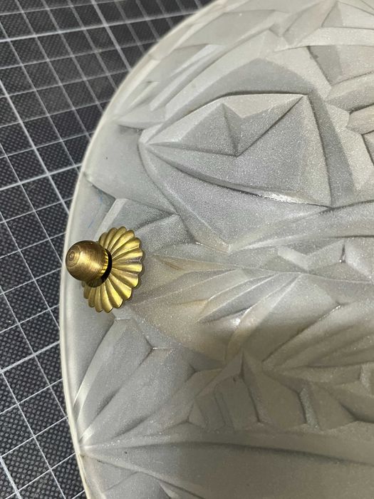 Candeeiro antigo com cordões em sirgaria e taça de vidro translucido