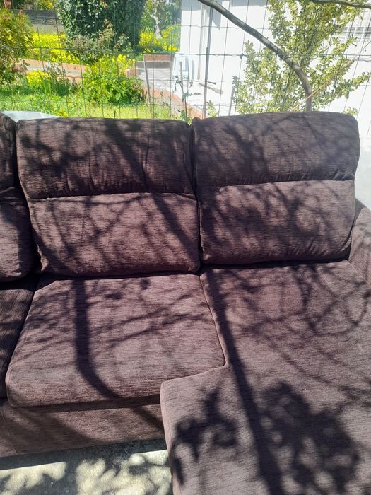 sofá de cor castanho