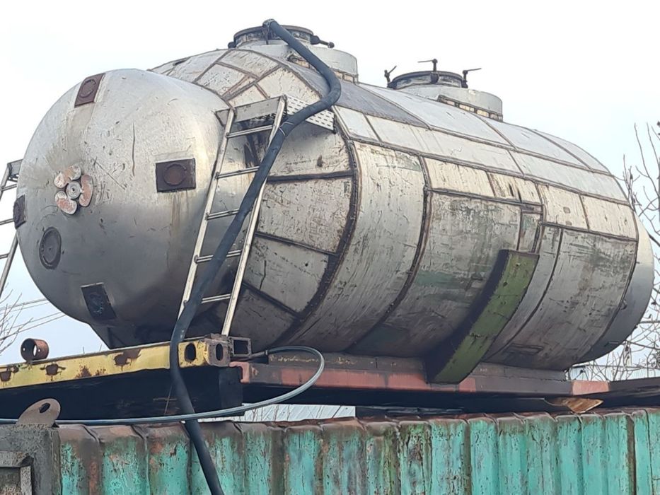 Бочка нержавейка. 12м3. Стоит на основании20ф контейнера.Цена65т. Гр