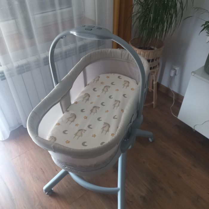 Łóżeczko Chico Baby Hug Pro 5w1 plus materacyk i prześcieradło
