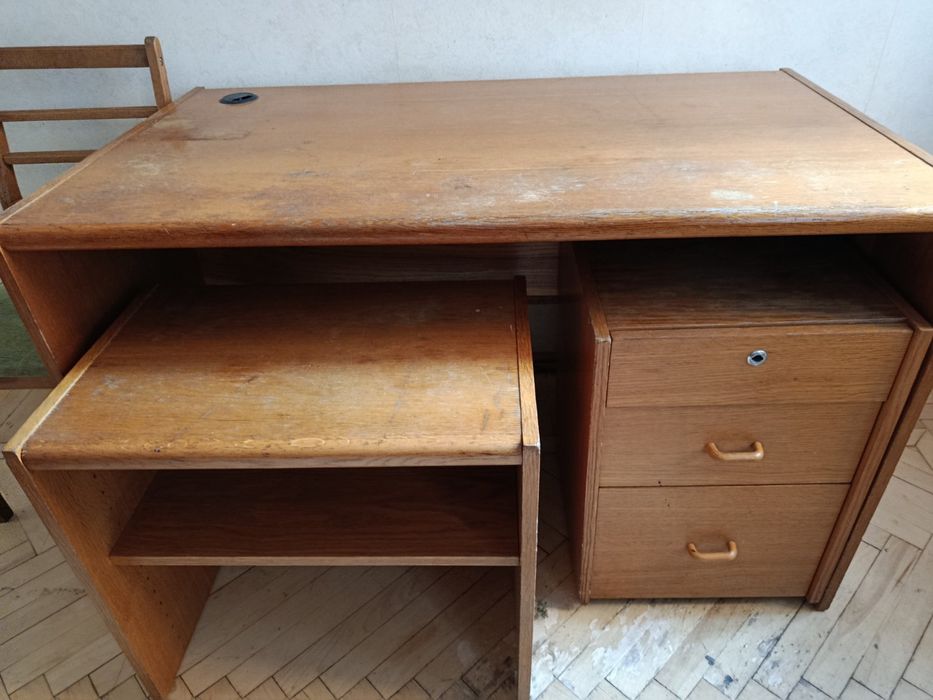 Стол письменный деревянный