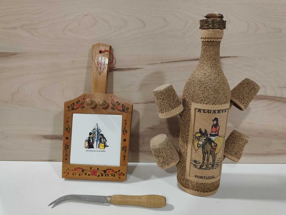 Garrafa com copos  e Tabua queijos