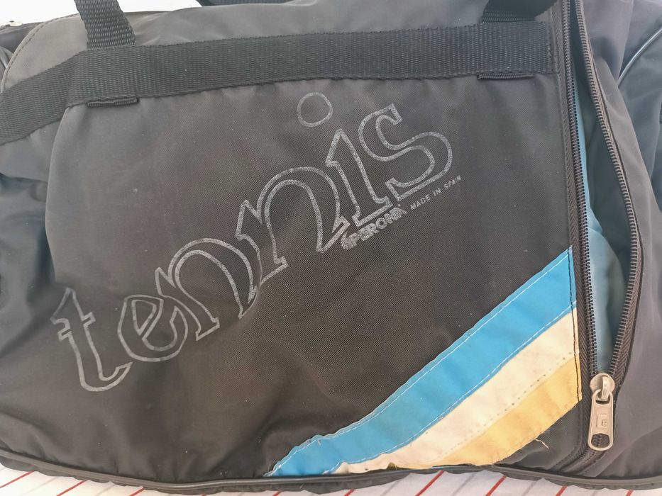 Saco de Ténis com alguns sinais de uso mas em relativo bom estado.