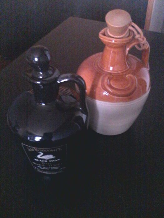 Garrafas de whiskey em cerâmica