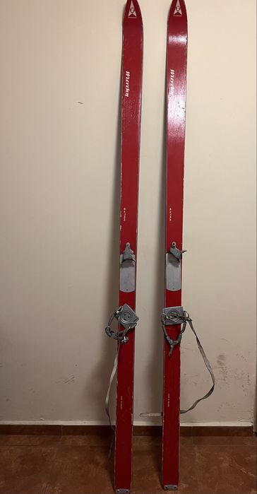 Zabytkowe narty wierchy na dekoracje