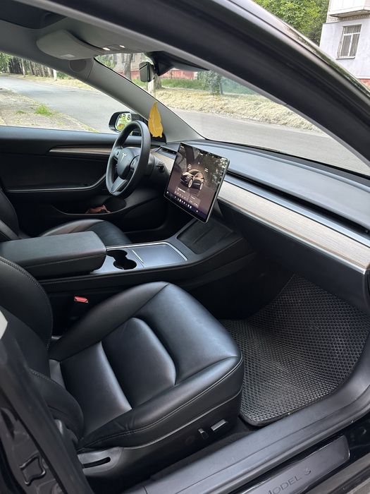 Tesla Model 3.