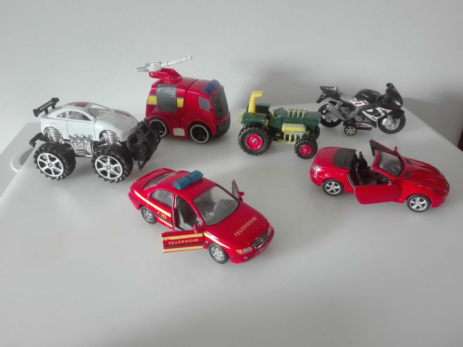 Małe samochodziki, motor i traktor