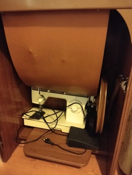 Máquina de costura Singer e móveis de madeira usados