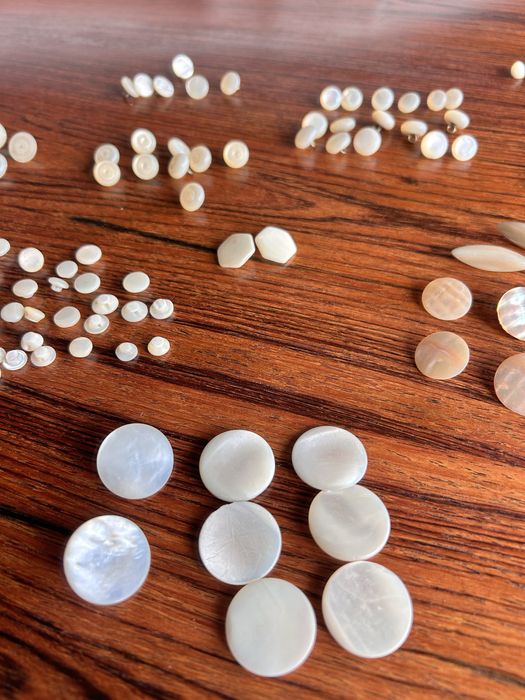 Lote de 120 botões em madrepérola, anos 30 a 50