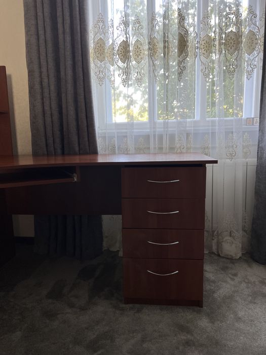 Письмовий стіл в ідеальному стані