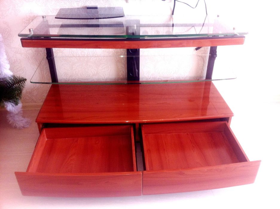 Тумба под телевизор  (Железо,Стекло,Дерево)