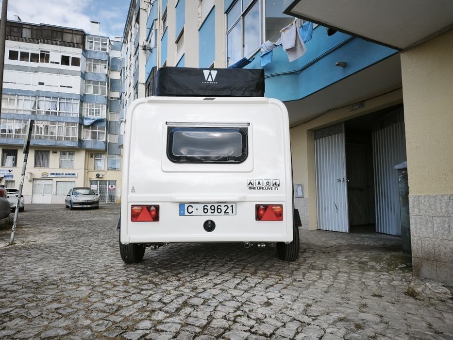 Mini caravana com tenda e sistema offgrid