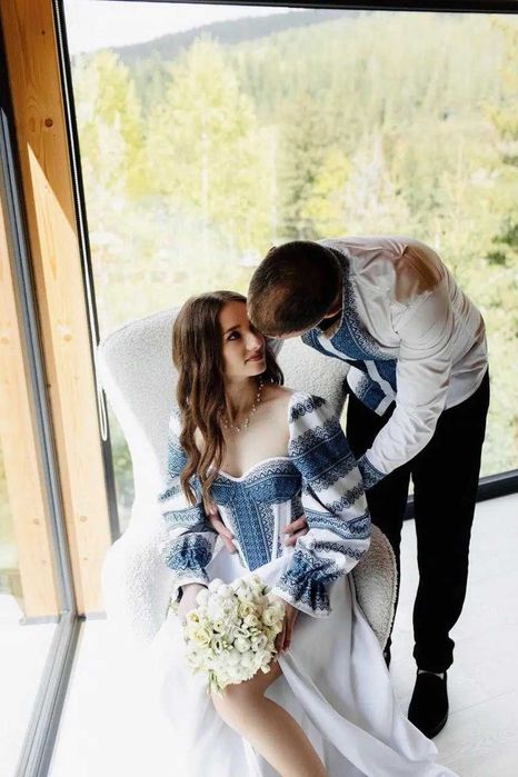 Сукня корсетна на білій основі. Червоний, синій та чорний на білому.