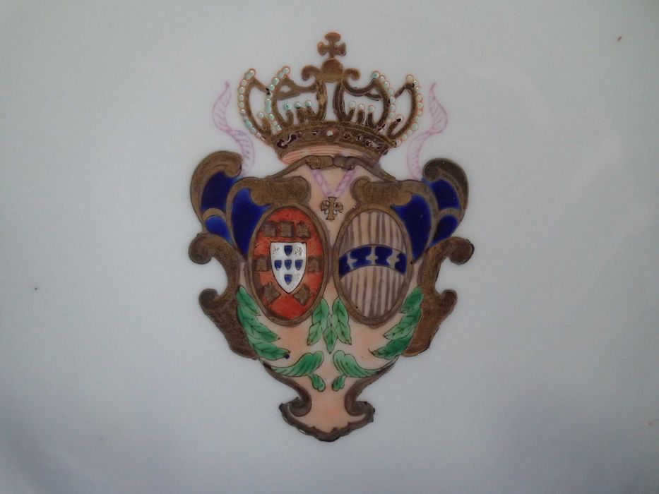 Prato antigo com brasões