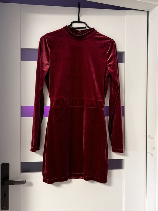 Elegancka burgundowa aksamitna sukienka