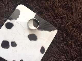 anel prateado com recortes