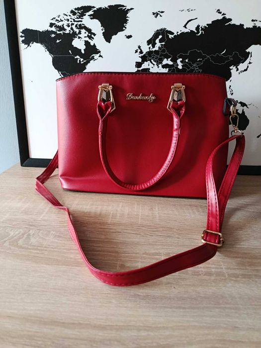 Czerwona torebka ze złotymi elementami - idealna na Wiosnę!