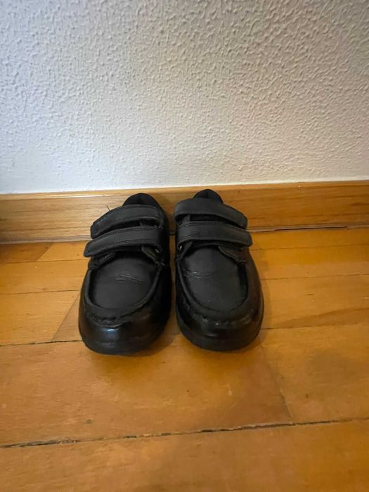 Sapatos elegantes para menino