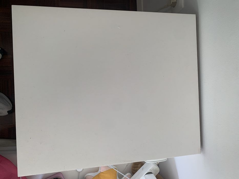 Mesa de cabeceira do ikea branca