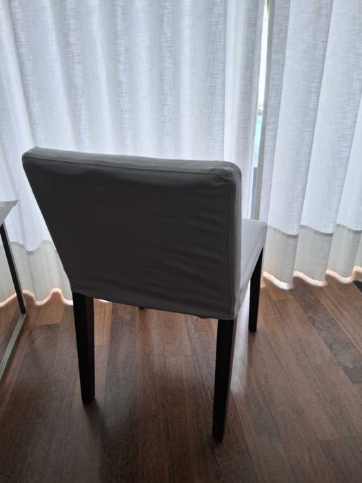 Vendo cadeiras com tecido branco ajustável e lavável