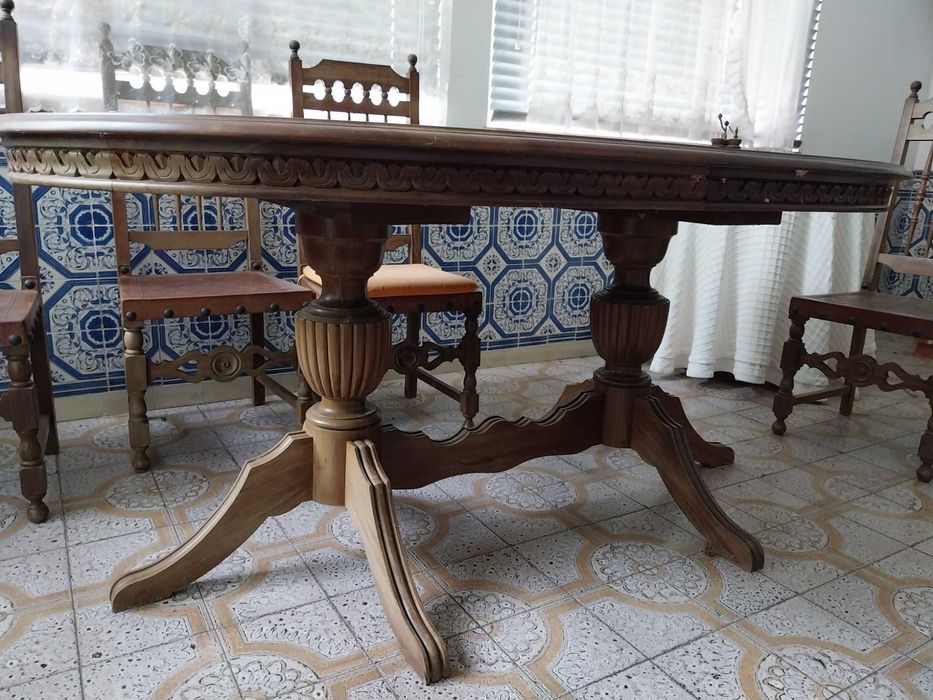 Mesa de jantar com seis cadeiras