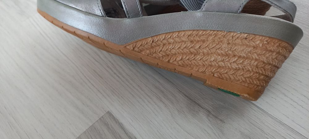 Sandały na koturnie Footflexx