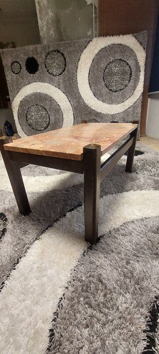 Mesa de centro em madeira e mármore