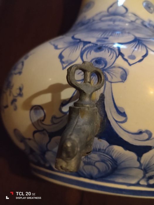 Fonte com torneira e base em louça Portuguesa muito antiga pintada mão
