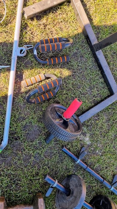 Siłownia, ławeczka skośna, obciążenie, akcesoria