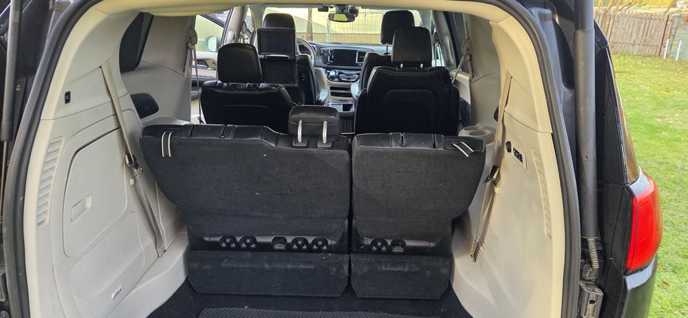 Pacifica limited 2017 z odkurzaczem i monitorami