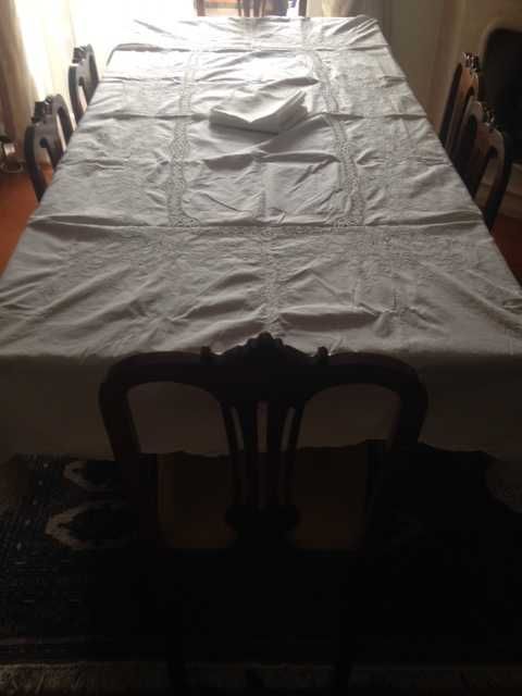 Magnífica toalha em linho, rectangular, com bordado e renda.