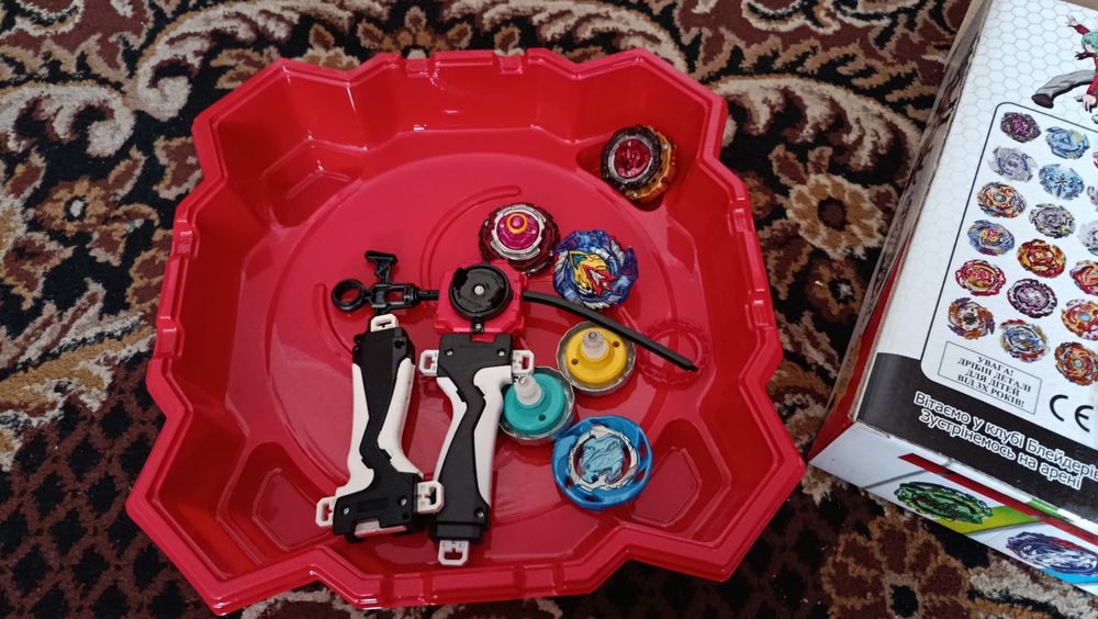 Арена бейблейд + бейблейди