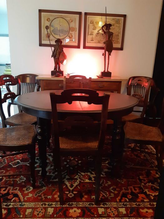 Mesa e cadeiras