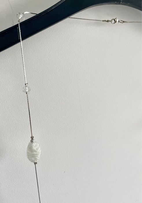 Colar prateado e branco