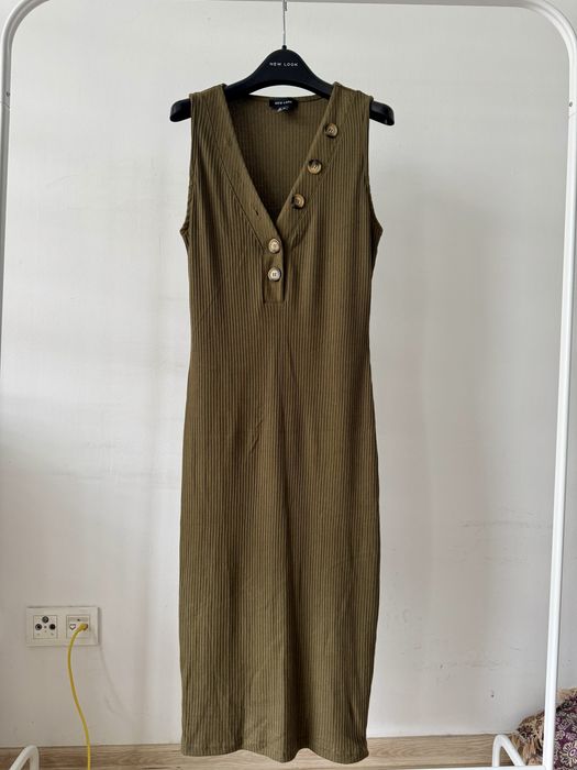 Sukienka prążkowana w prążek dekolt zapinana guziki midi maxi bodycon