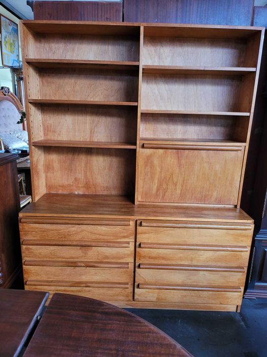 Estante em madeira maciça com escrivaninha - Muito bom estado geral