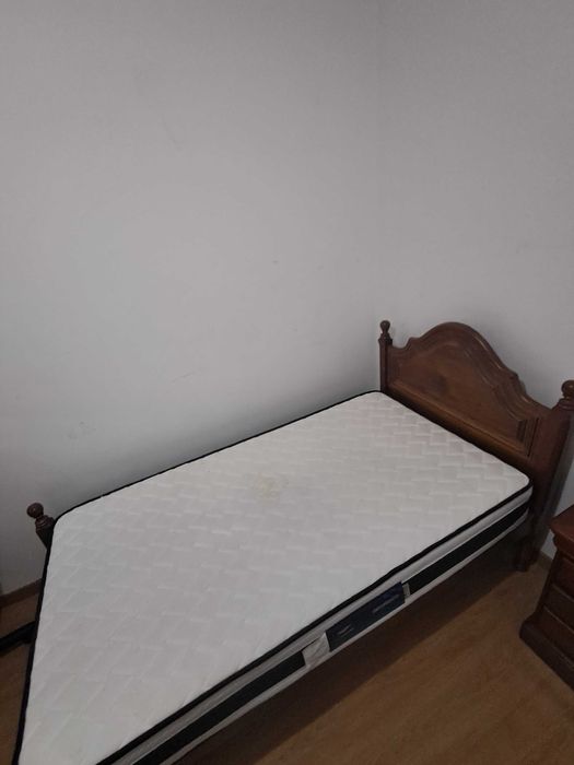 Cama e colchão de solteiro